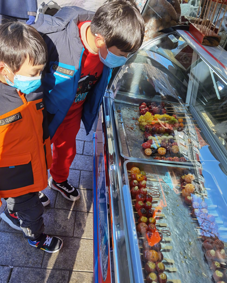 鄒市明一家四口遊哈爾濱，冉瑩穎曬照紀念，和兒子們一起吃冰棍