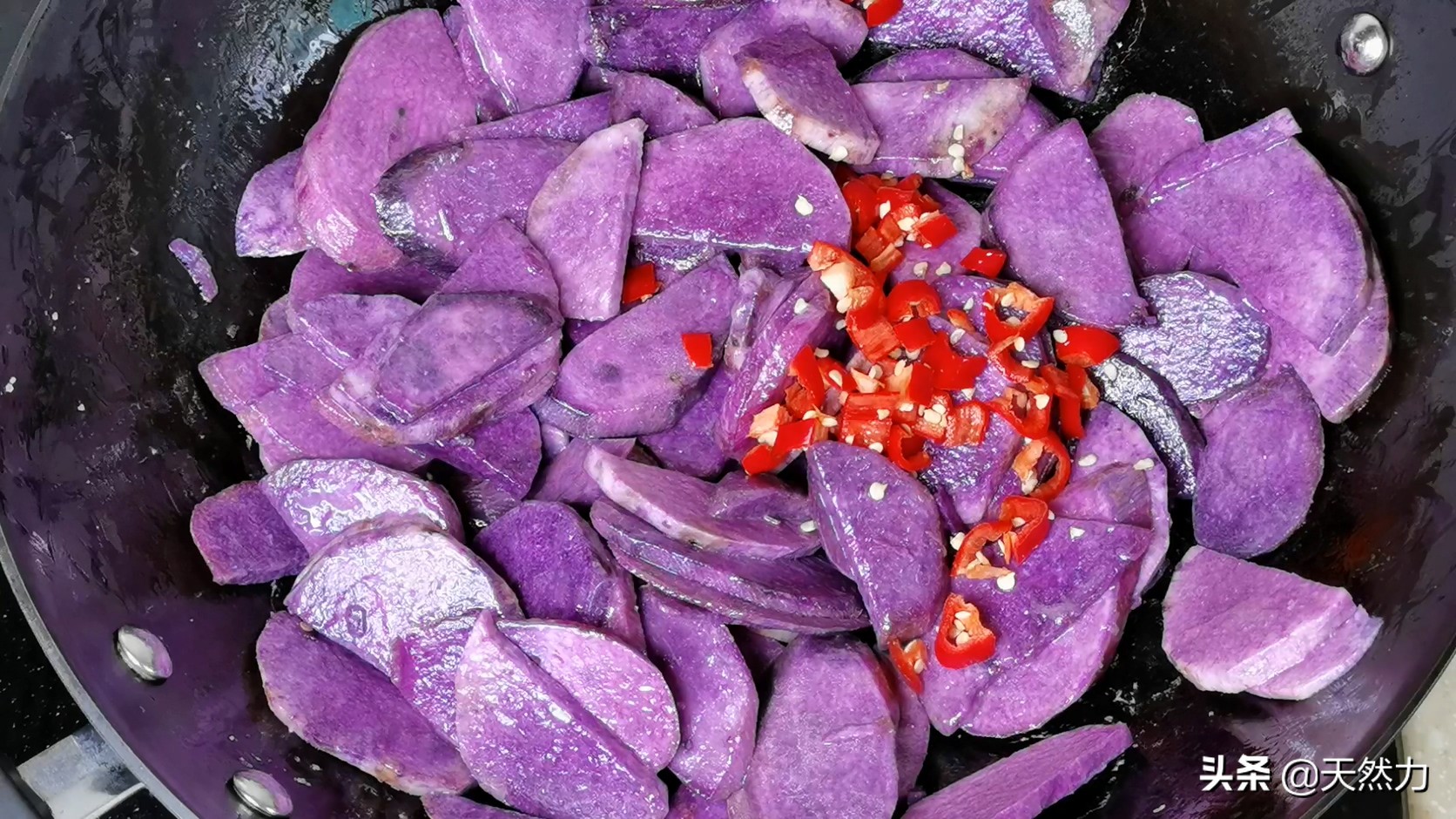 A nutritious and delicious home-cooked dish, the recipe is simple and easy to learn, the vegetarian fried purple potato is fragrant and floury