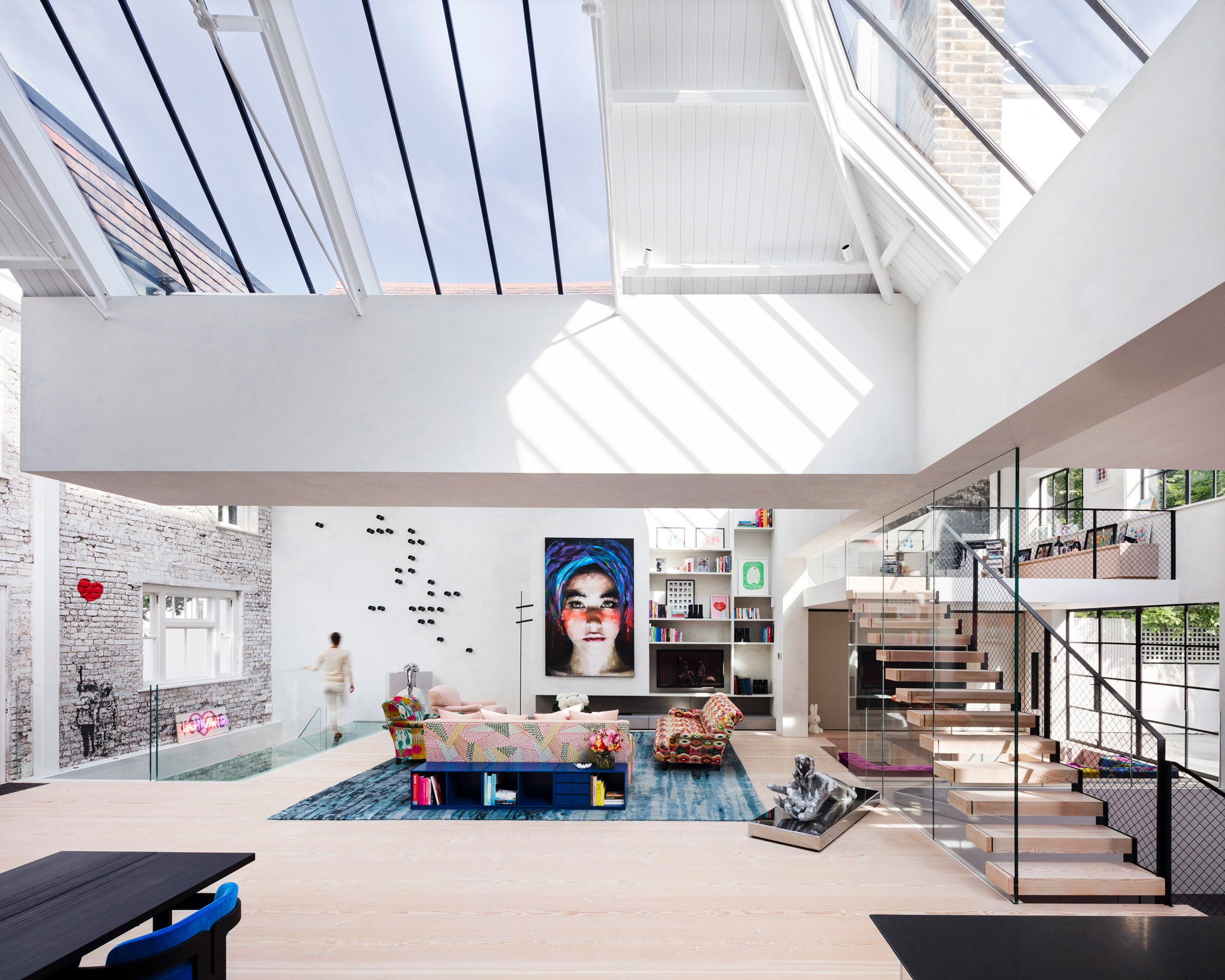 艺术家工作室改造的超高挑空LOFT住宅，四口之家与艺术藏品共舞