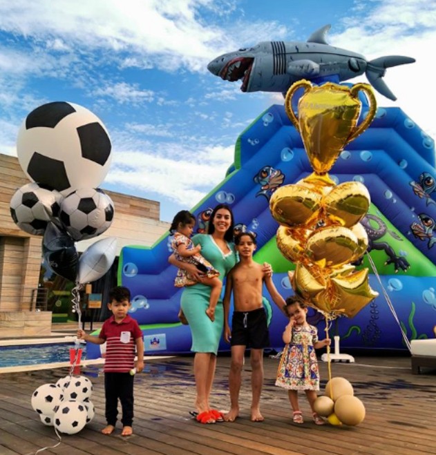 C罗求婚成功！征服他的竟然是个柜姐，堪称“现实版王漫妮”逆袭