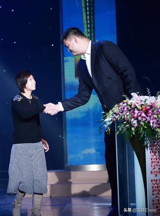 大魔王张怡宁退役后大变样，穿运动装染蓝色指