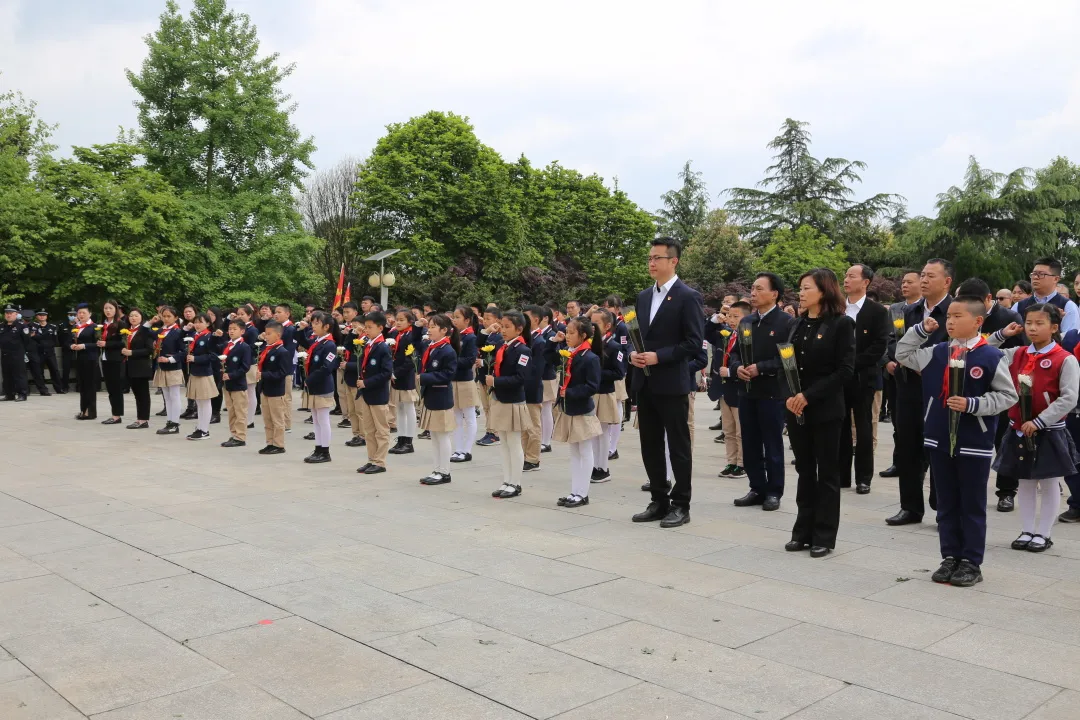 缅怀革命先烈传承红色基因丨天府新区华阳小学清明节开展祭扫活动