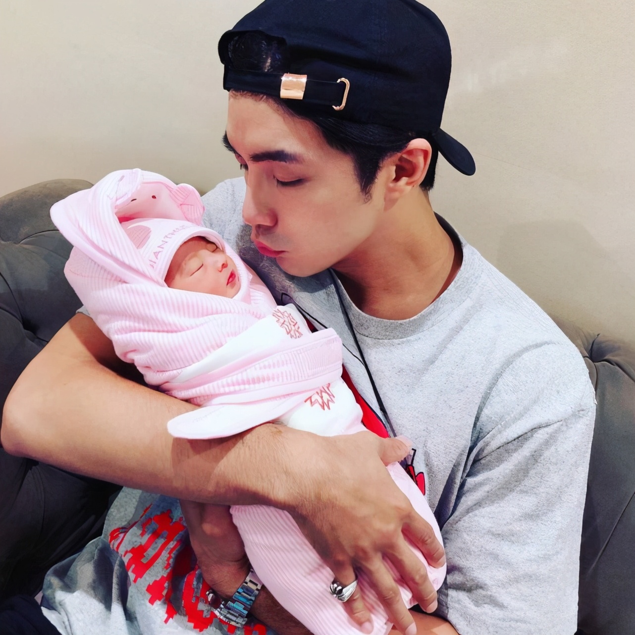 贺军翔不想要处女座宝宝，太太提前剖腹诞下“狮子”小女儿