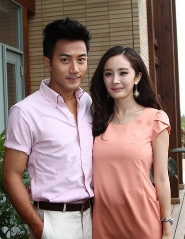 刘恺威与杨幂绯闻男友同台，大14岁依旧很帅，港媒称两人气氛太冷