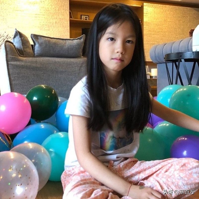 44岁舒淇为干女儿过生日满头白发，林熙蕾女儿像妈，全程摆臭脸