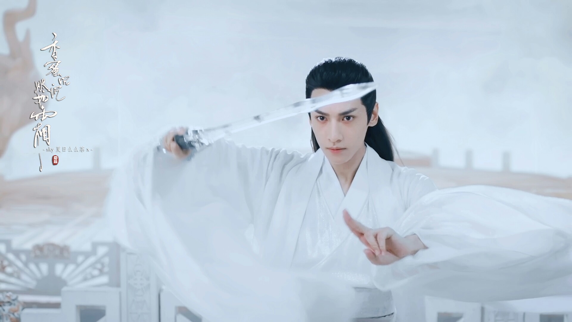 曾经是舞蹈老师，两次以组合出道《月上重火》