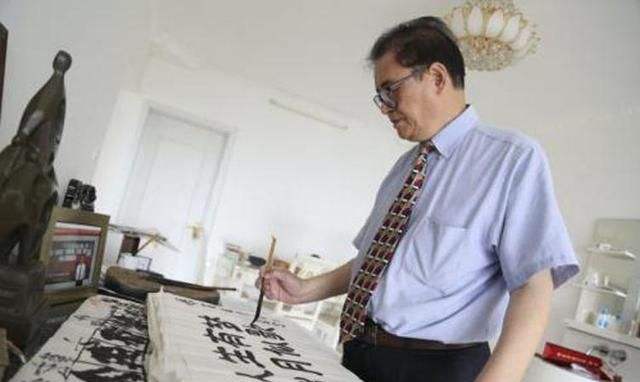 他被称为\"博士老爹\"，6个孩子5个博士，