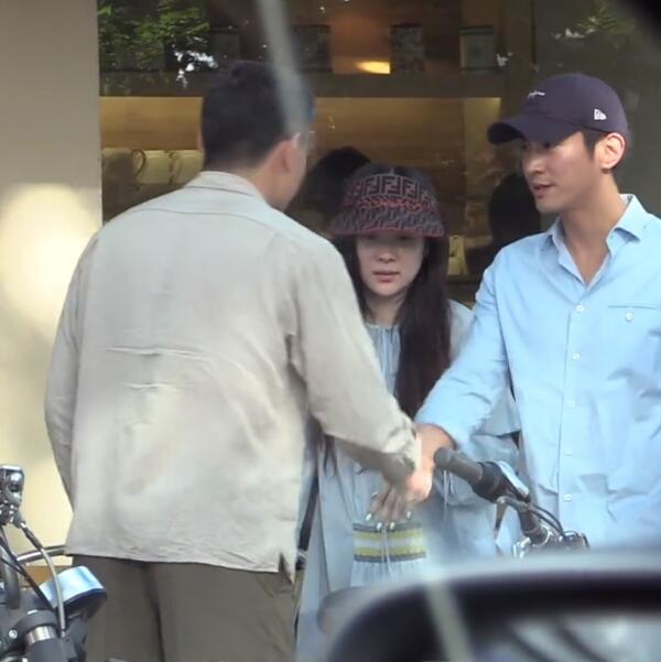 霍思燕夫妇穿情侣装约见好友，杜江化身“工具人”，嗯哼超粘爸爸