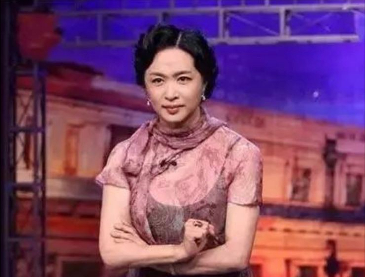 所有节目惨遭下架，拒绝改国籍的毒舌金星，她
