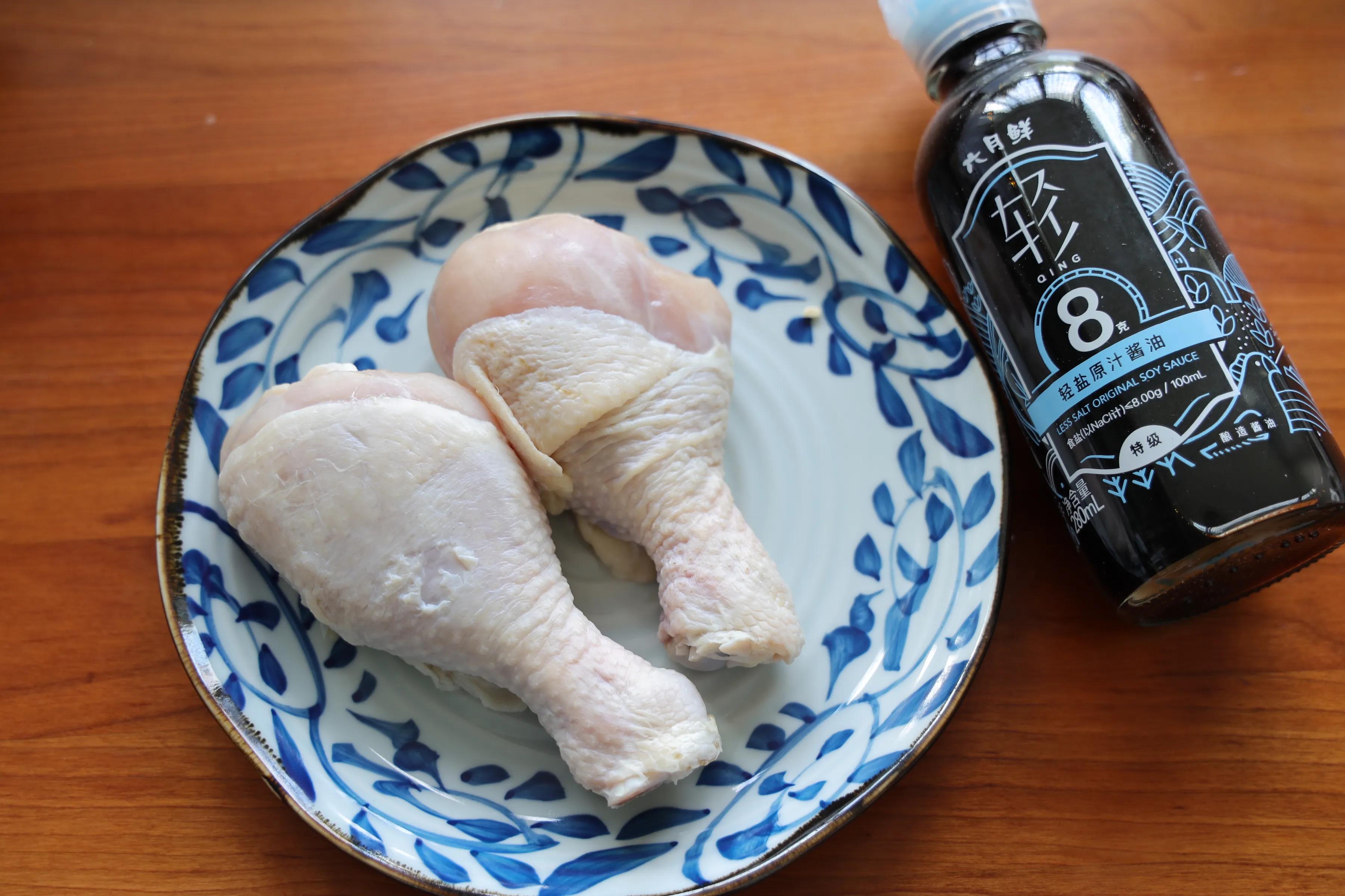 鸡腿肉炖胡萝卜蘑菇，秋季可以常吃的家常菜，营养丰富，食材简单