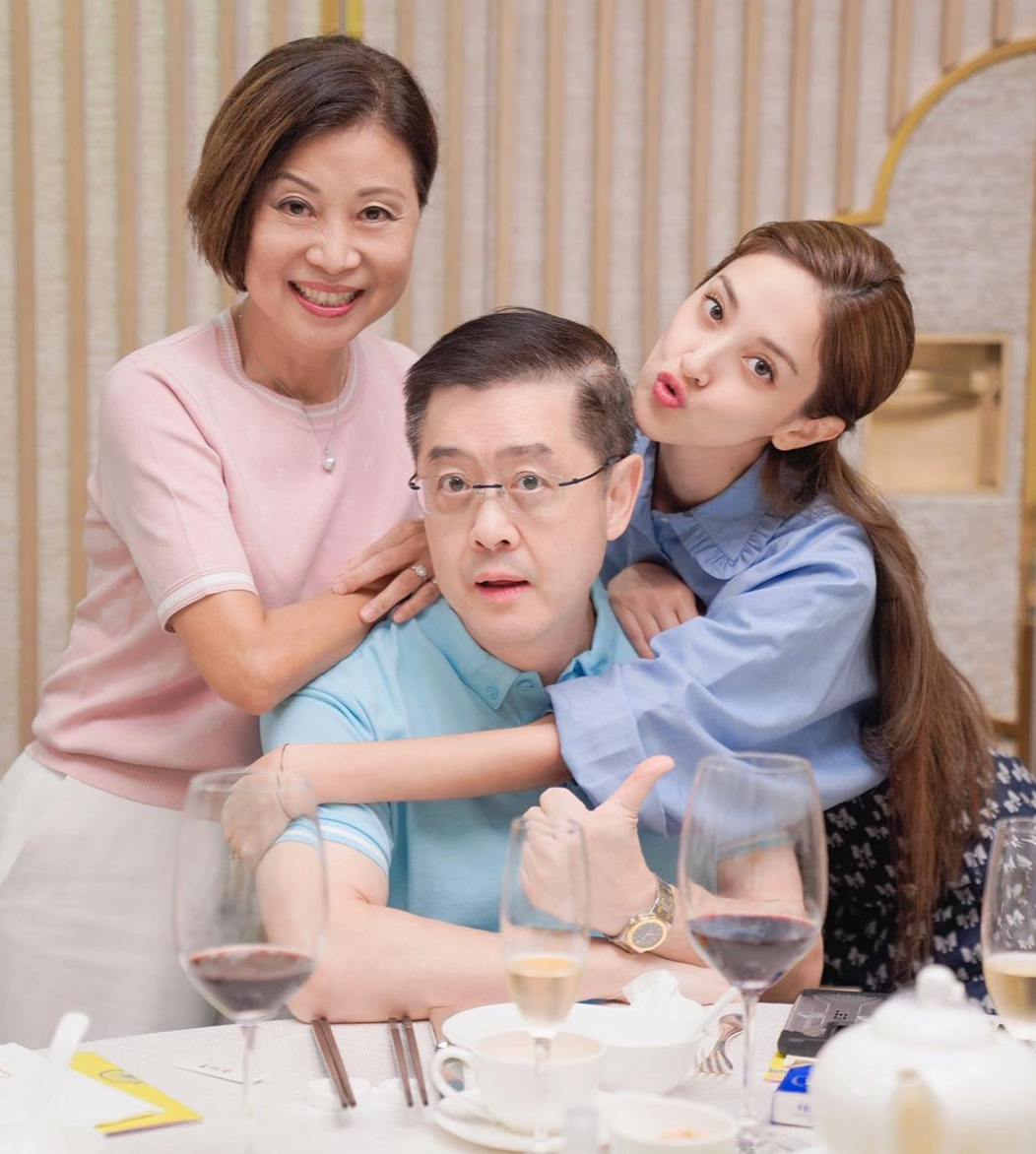 陈凯琳为郑嘉颖和爸爸庆生，小儿子长得像外公，隔代遗传又显灵了