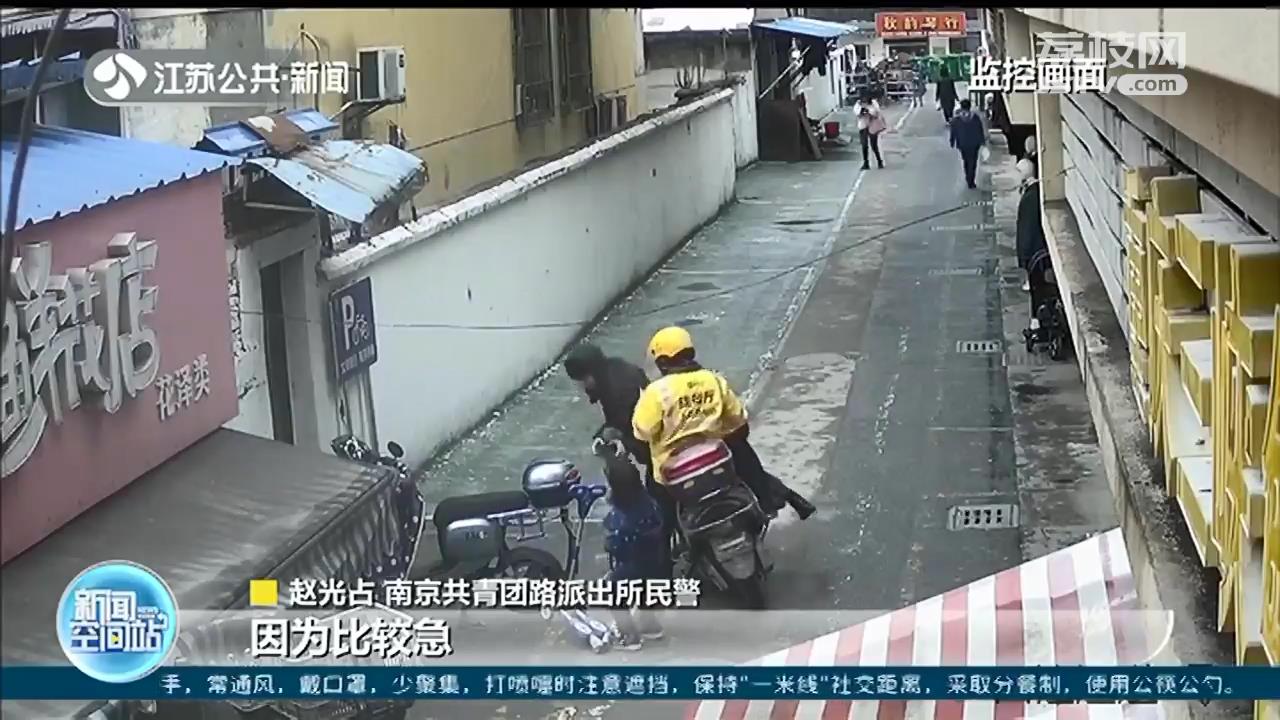 陌生男子骑车当街抢狗？原来是没办犬证引发大误会