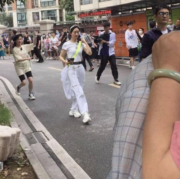 《中餐厅》路透照，赵丽颖逛小区疑似心情不佳