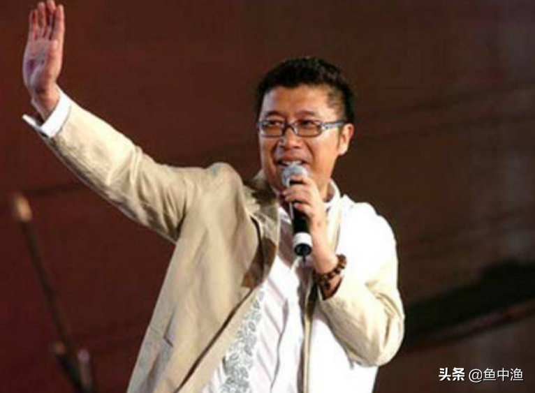 靠《两只蝴蝶》狂赚2亿，敢跟刘德华拼人气，庞龙终究毁于口水歌