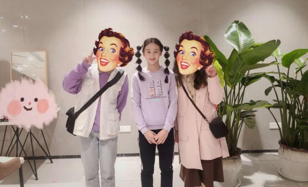 森碟罕見扎雙馬尾太俏皮，五官長開簡直田亮翻版，腿長優勢很明顯