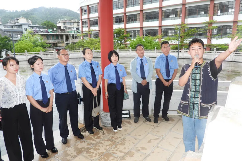 县民族团结园在磨黑镇思普革命纪念馆,讲解员声情并茂地讲述了曾庆铨