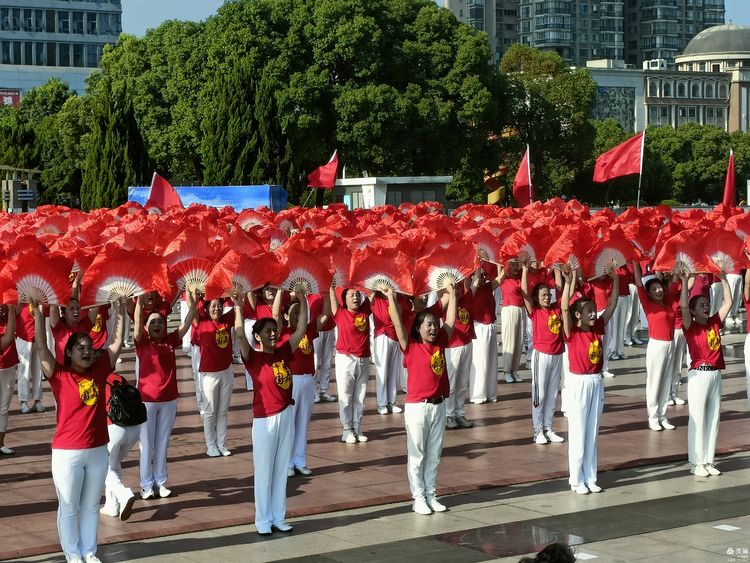 舞动湘潭”万人同跳大型排舞展演湘潭主会场启动活动圆满成功