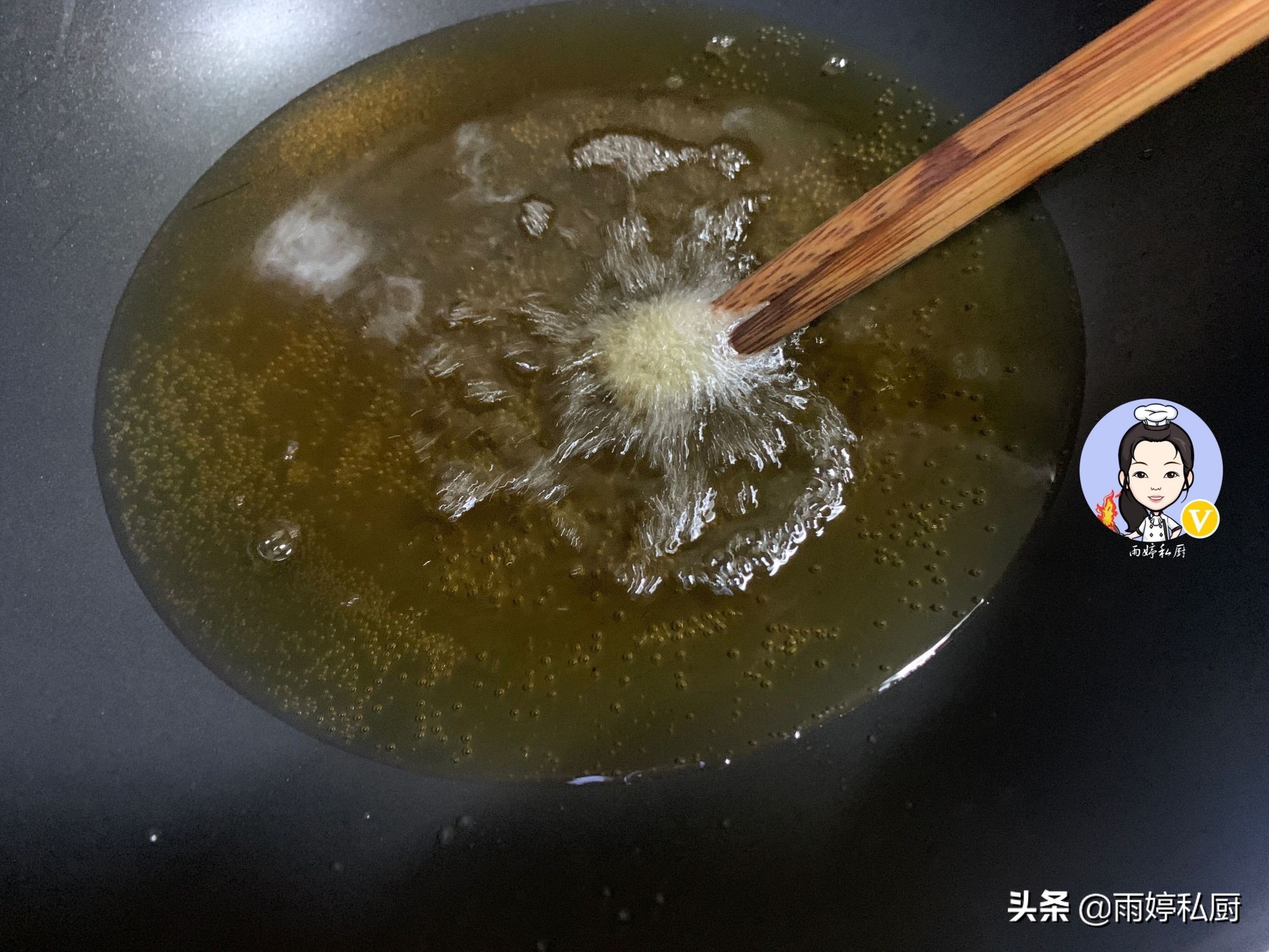 When frying fish, some people wrap it in flour, and some people put it directly into the frying pan to teach you the correct way. It is crispy and crispy.