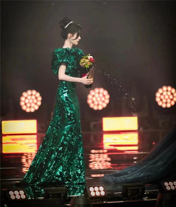 撒水|吴宣仪裙子被撒水 少网友还调侃要赔钱吗