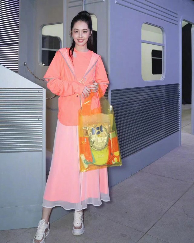 郭碧婷帶娃出行，倆保姆一保鏢護駕，向華強抱孫女溜滑梯童心未泯
