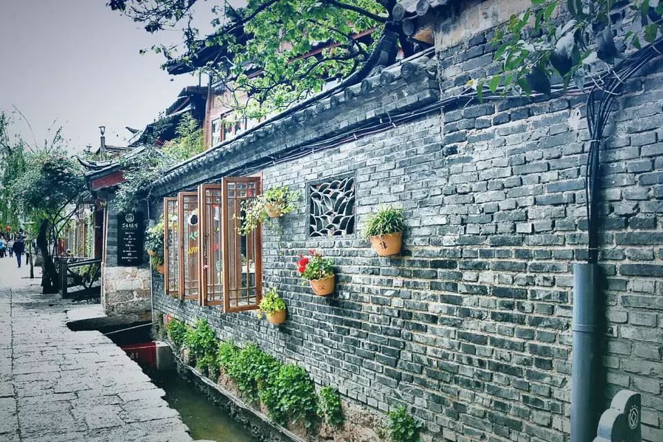 10 places that are most suitable for a person to travel, one every year, OK?
