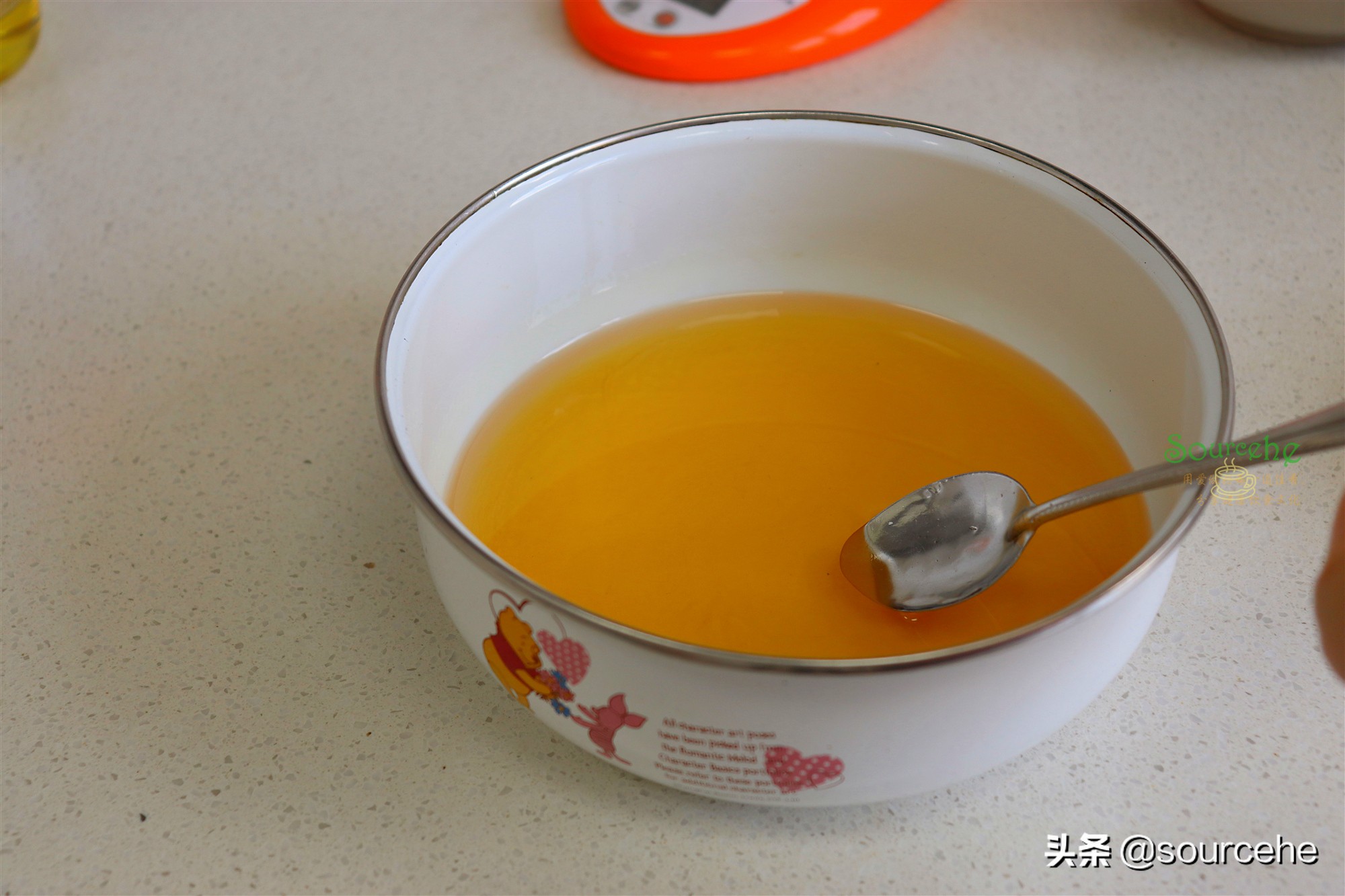 广式莲蓉蛋黄月饼，掌握3个技巧，色泽金黄，皮薄香润，回油快