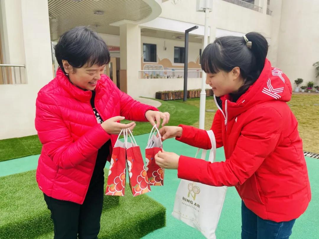 天府新区宁安幼儿园“三·八国际妇女节”教职工趣味运动会