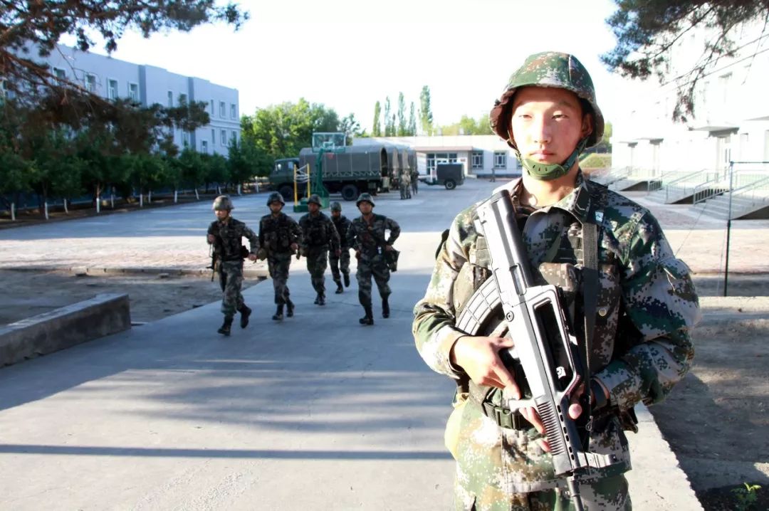 两个站岗的哨兵为啥只配发一支枪？血淋淋的教训记忆犹新