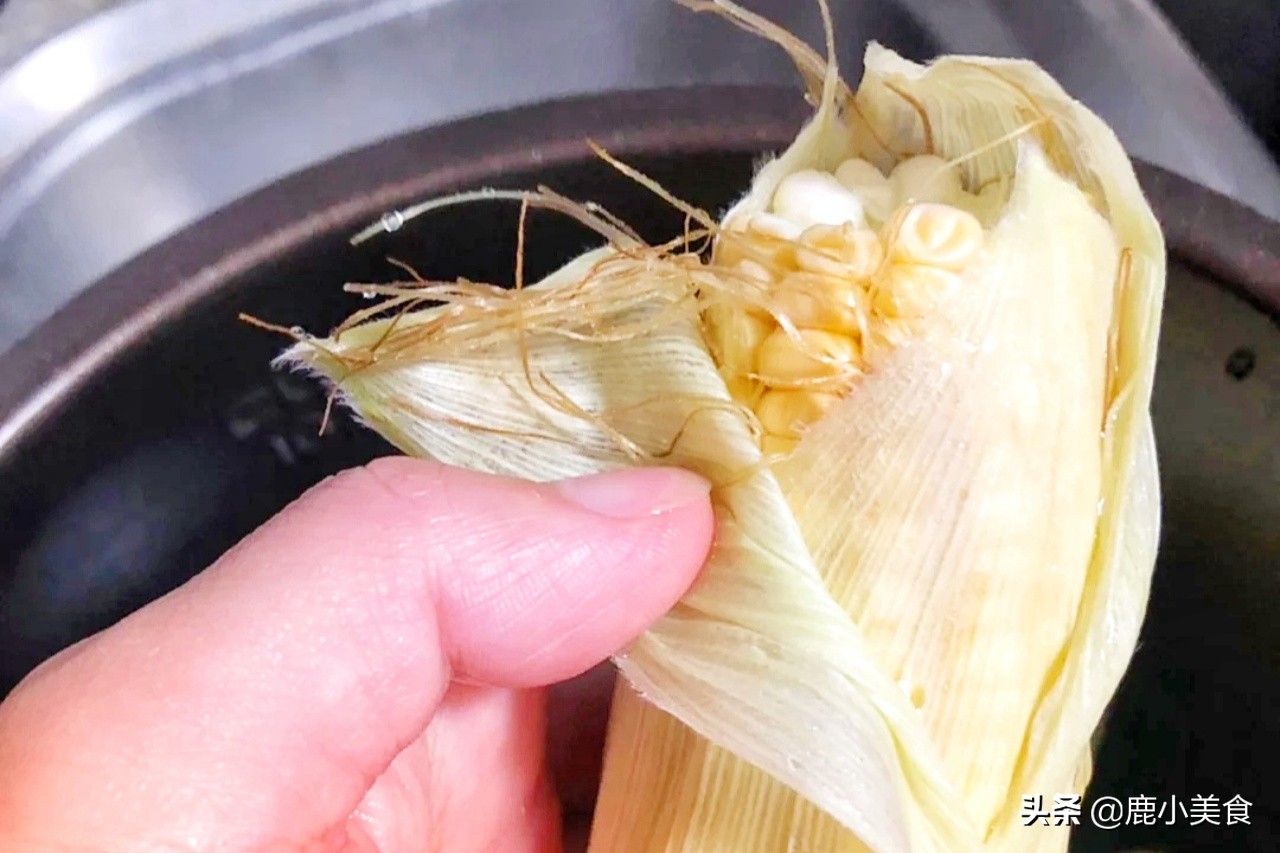 煮玉米別只簡單水煮，多加2樣調料，玉米又香又甜，水嫩更有營養