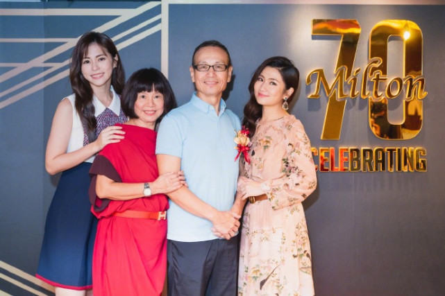 任家萱晒照为妈妈庆生，70岁任妈显年轻，一家四口相拥超有爱