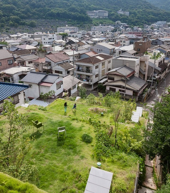 这是日本“窑洞房”，嵌入山体打造梯田式集合住宅，庭院搬屋顶上