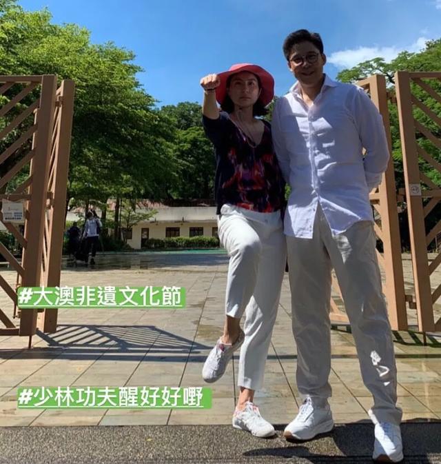 霍启刚带子女逛书店，霍中曦霍中妍手牵手画面有爱，兄妹感情超好