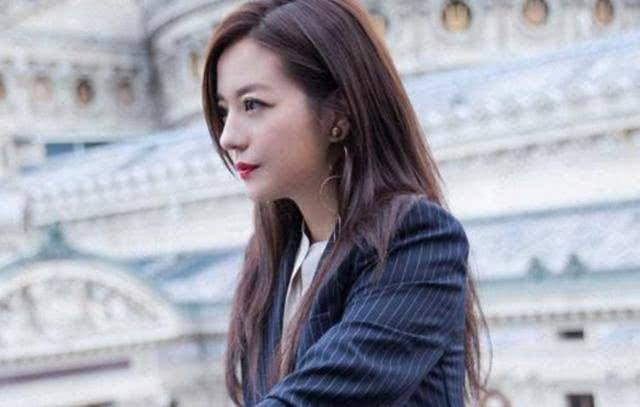 潘粤明发文父亲散步被车撞，十年绿叶衬红花，