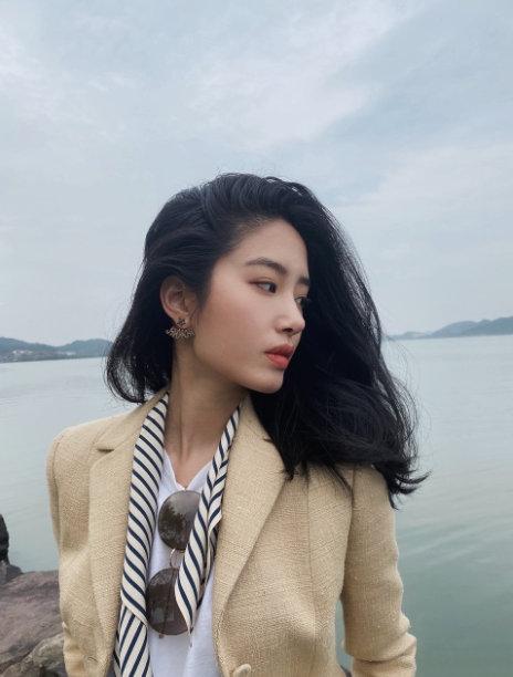 过时单品反成为时髦标签？上世纪的复古港风，如今竟让女星都沦陷