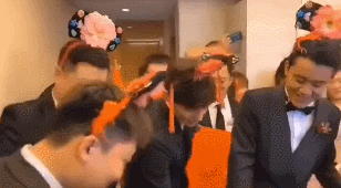 邓伦又当伴郎！穿帅气西装提礼物一路小跑，戴清宫头饰被伴娘捉弄