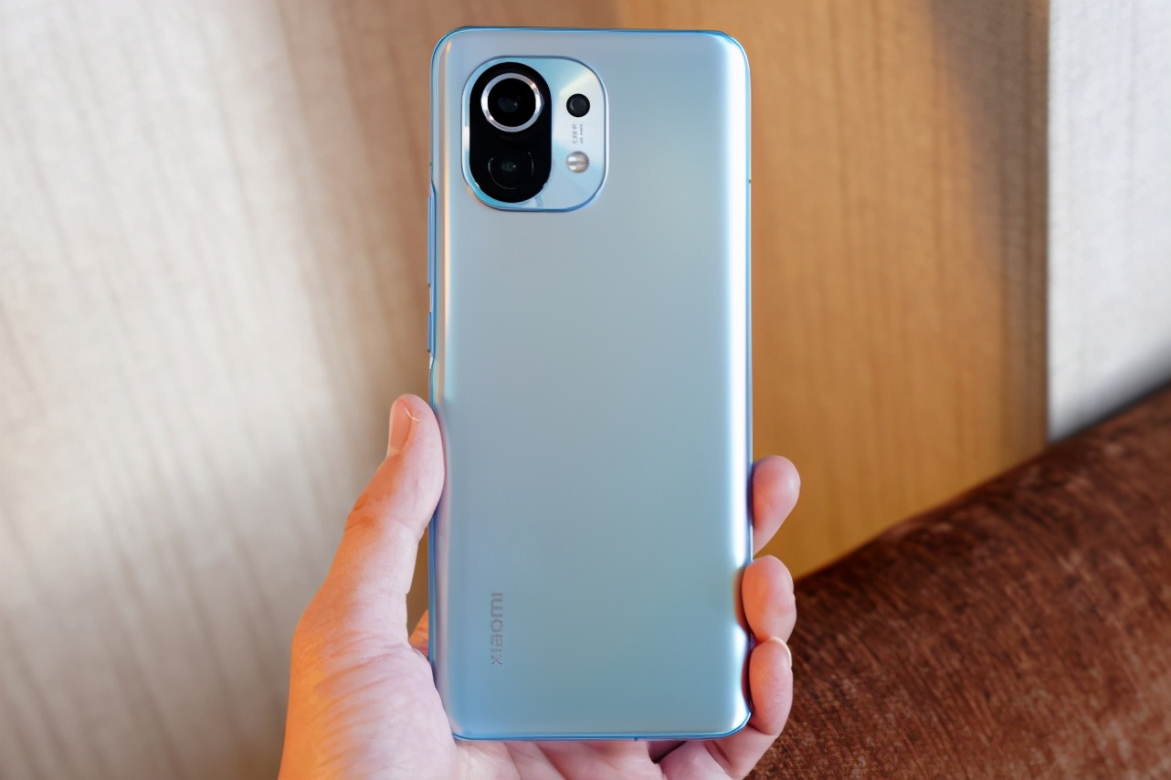 买手机不用乱跟风，这三款旗舰性价比都很高，