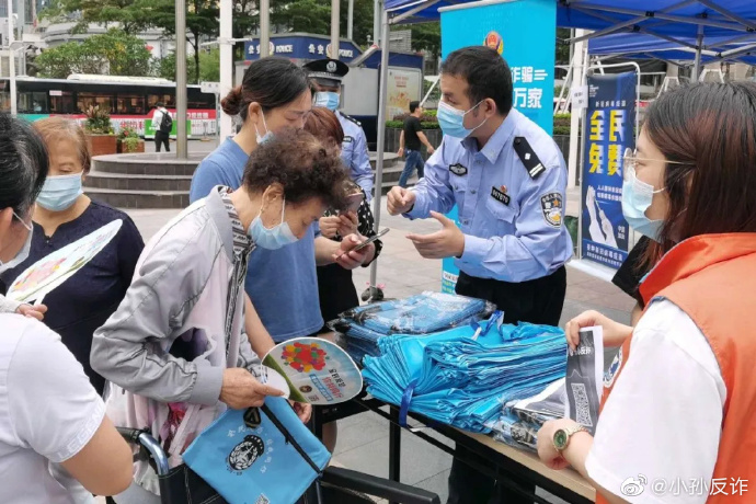 笑爆！警犬出卖色相，送鸡蛋…中国警察为了你不被骗有多拼