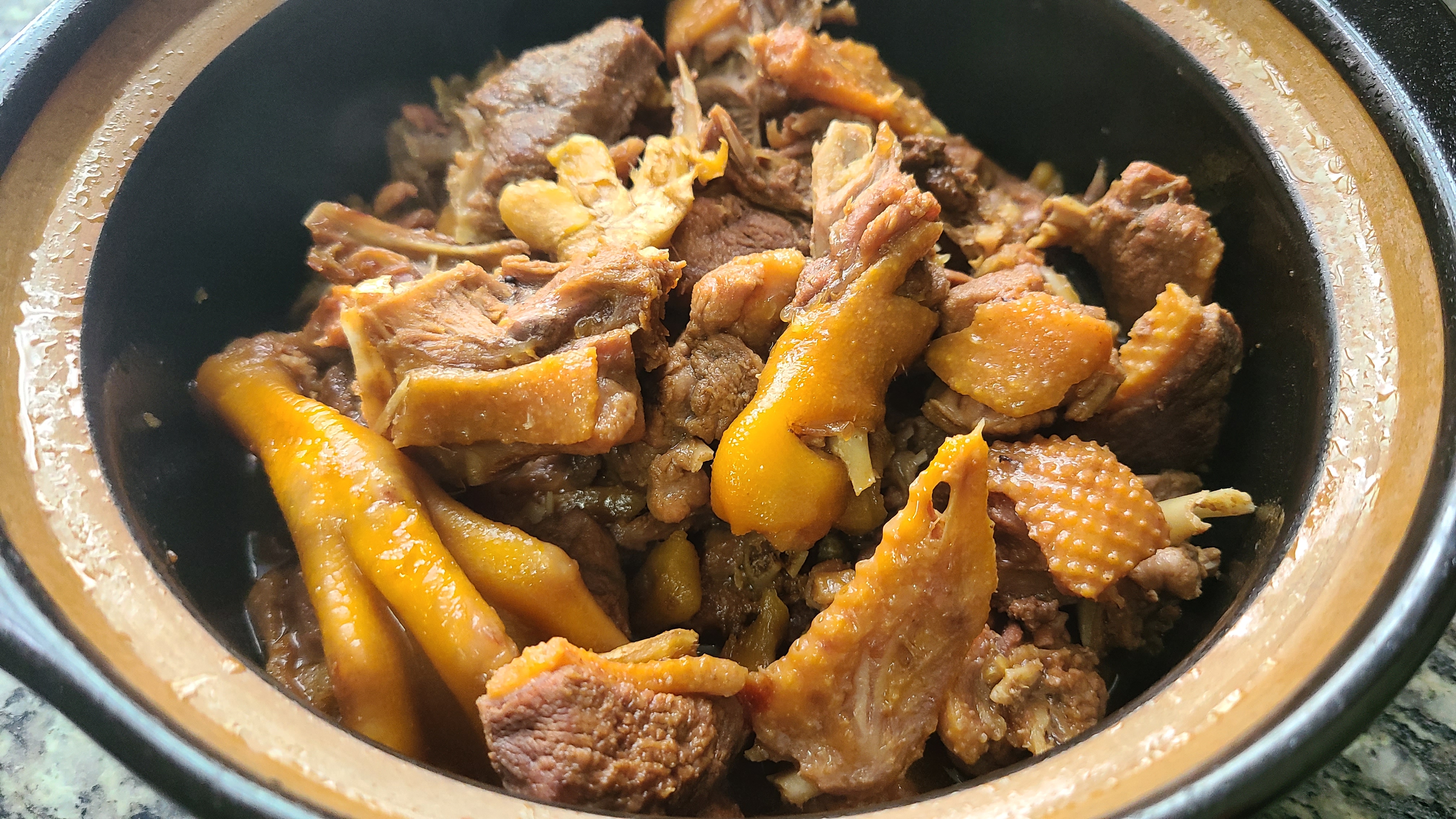 姜酒鸭，用米酒做出来的一道广东菜，简单好吃，香喷喷的