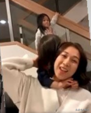 鍾嘉欣37歲生日開心收女兒禮物開直播一對子女亂入顯得很興奮