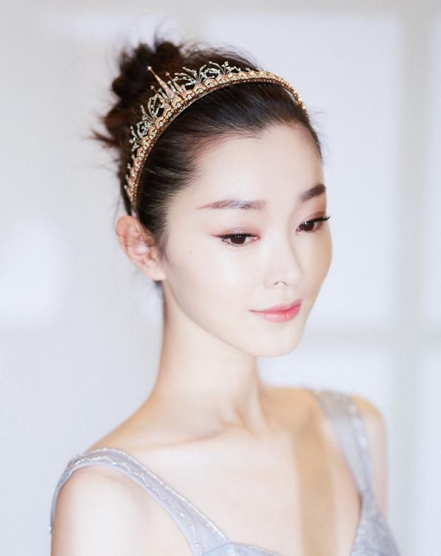 她腰围比雷佳音头还小，今穿V领轻纱裙戴皇冠，31岁美成小公主
