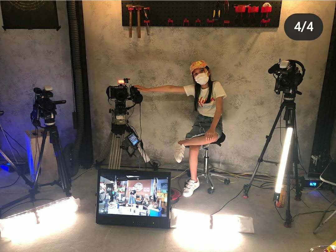 郭可盈一家過萬聖節，49歲女富豪保養好，為拍照出動四五台相機