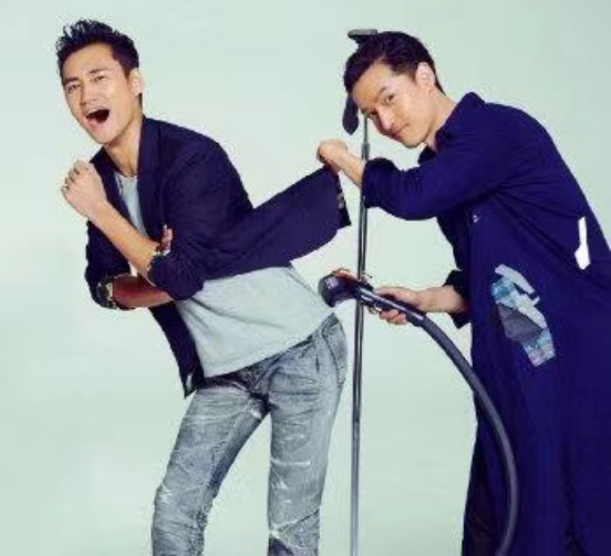 胡歌与薛佳凝时隔12年后再同框，昔日恋人笑容灿