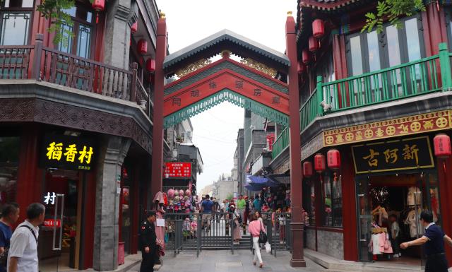 北京前门大街，游客人山人海，全聚德等多家老字号最抢眼