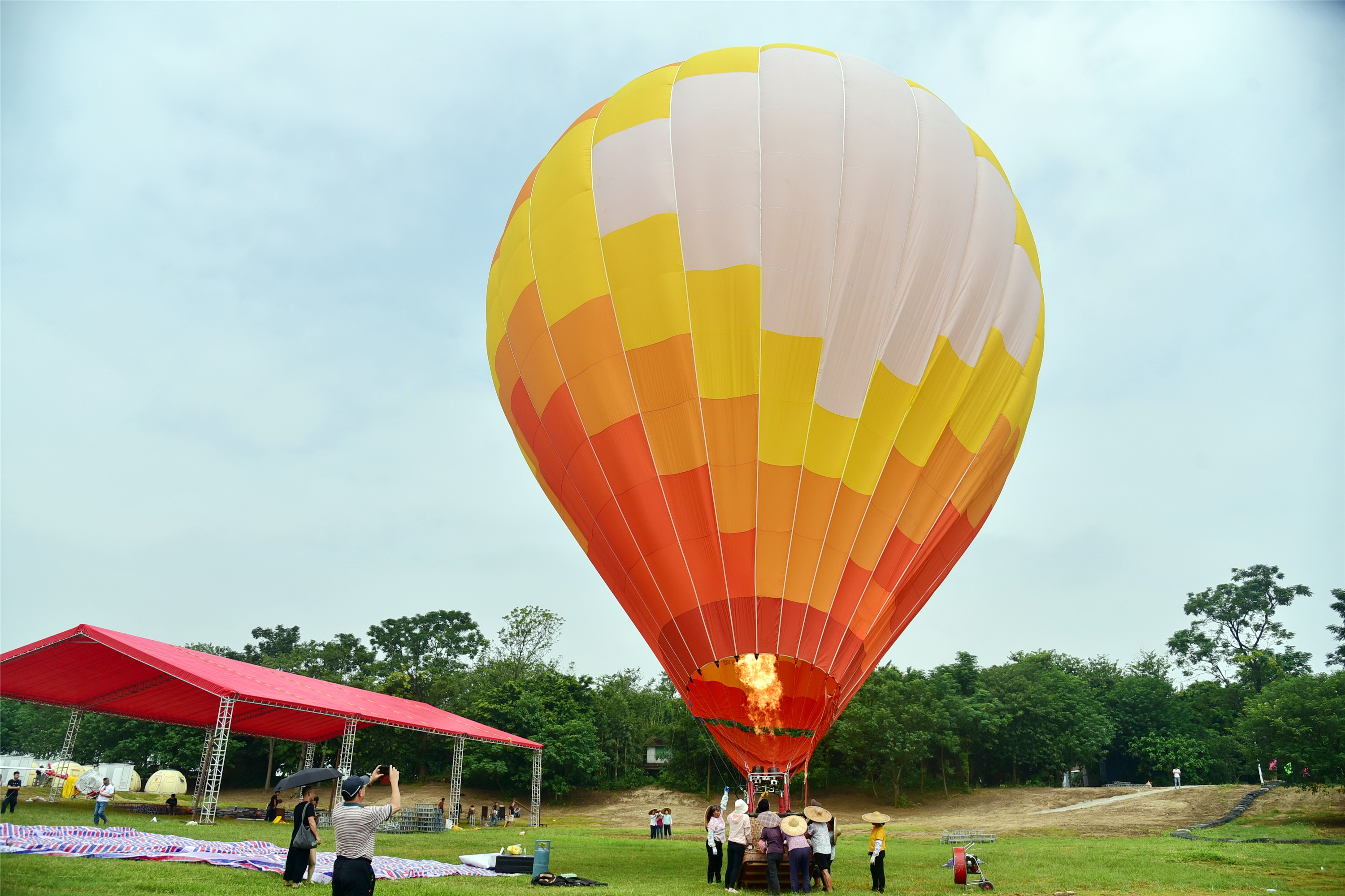 热气球赏日落乘坐动力伞做飞人肇庆航空文旅活动在砚洲岛举行