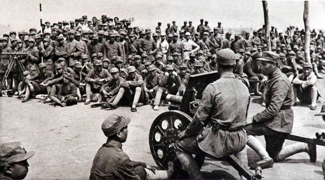 八路军走到哪日军就追到哪，首长识破内奸：秘书总爱走右边