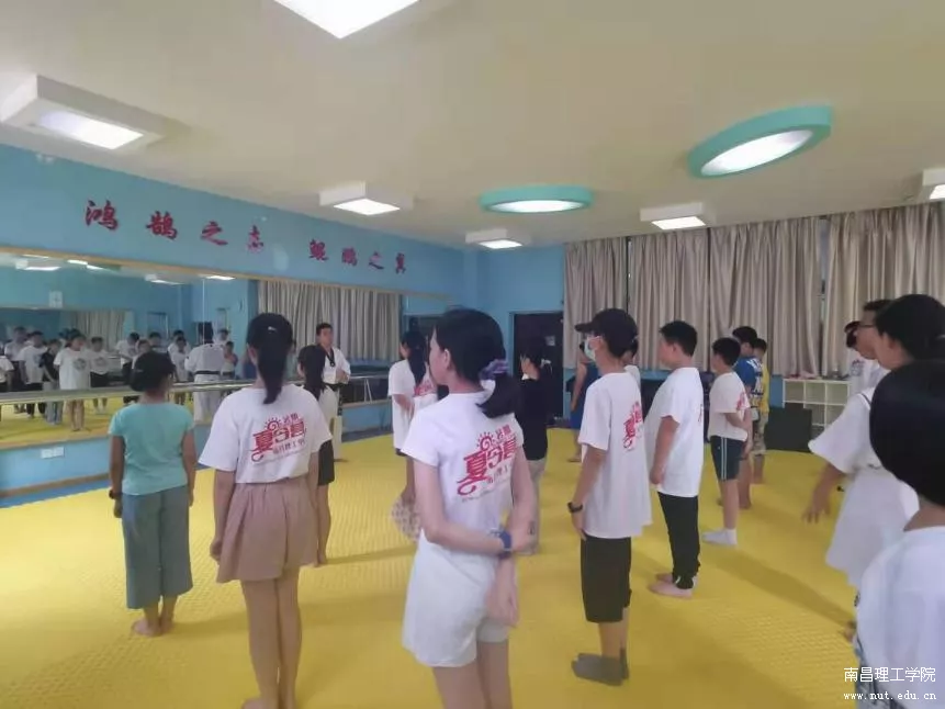 南昌理工学院大力开展夏令营项目式创新教学托管班