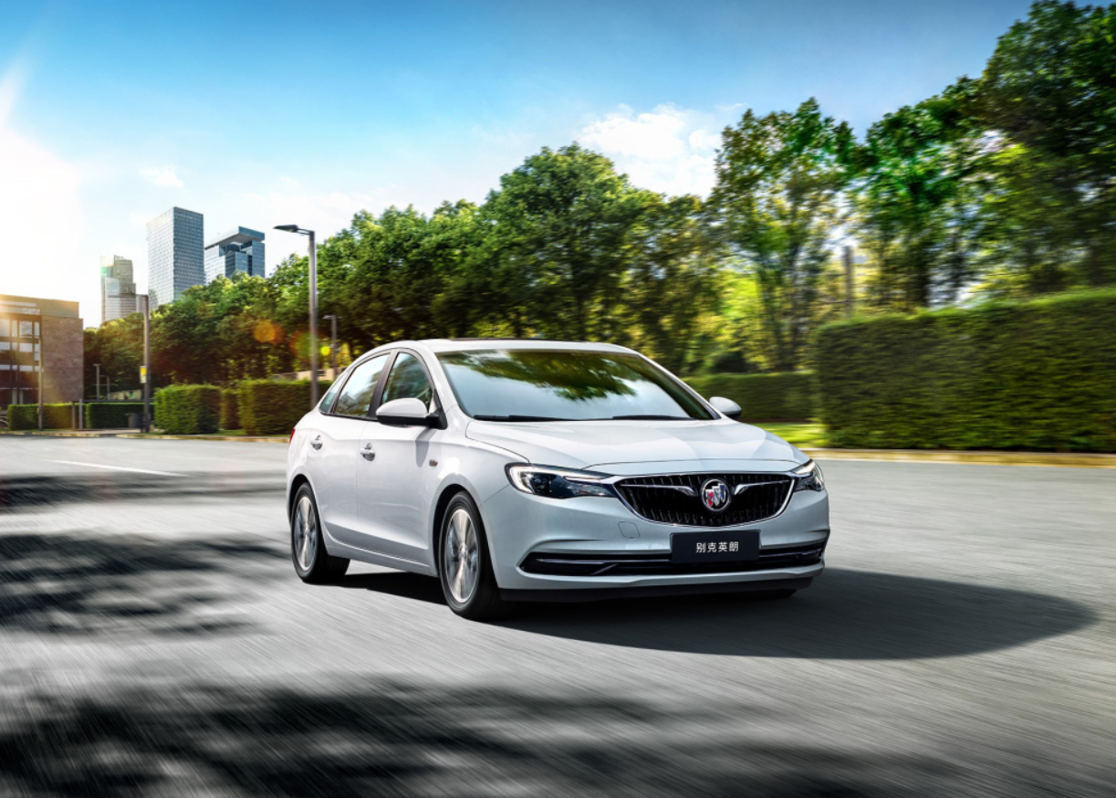 别克英朗适合工薪家庭，1.5L很省油，好开还实惠