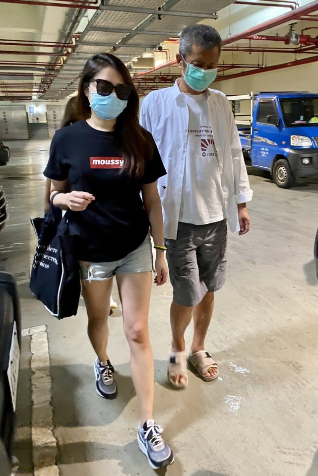 黄鸿升遗体将解剖查明死因，父亲憔悴现身，白发人送黑发人