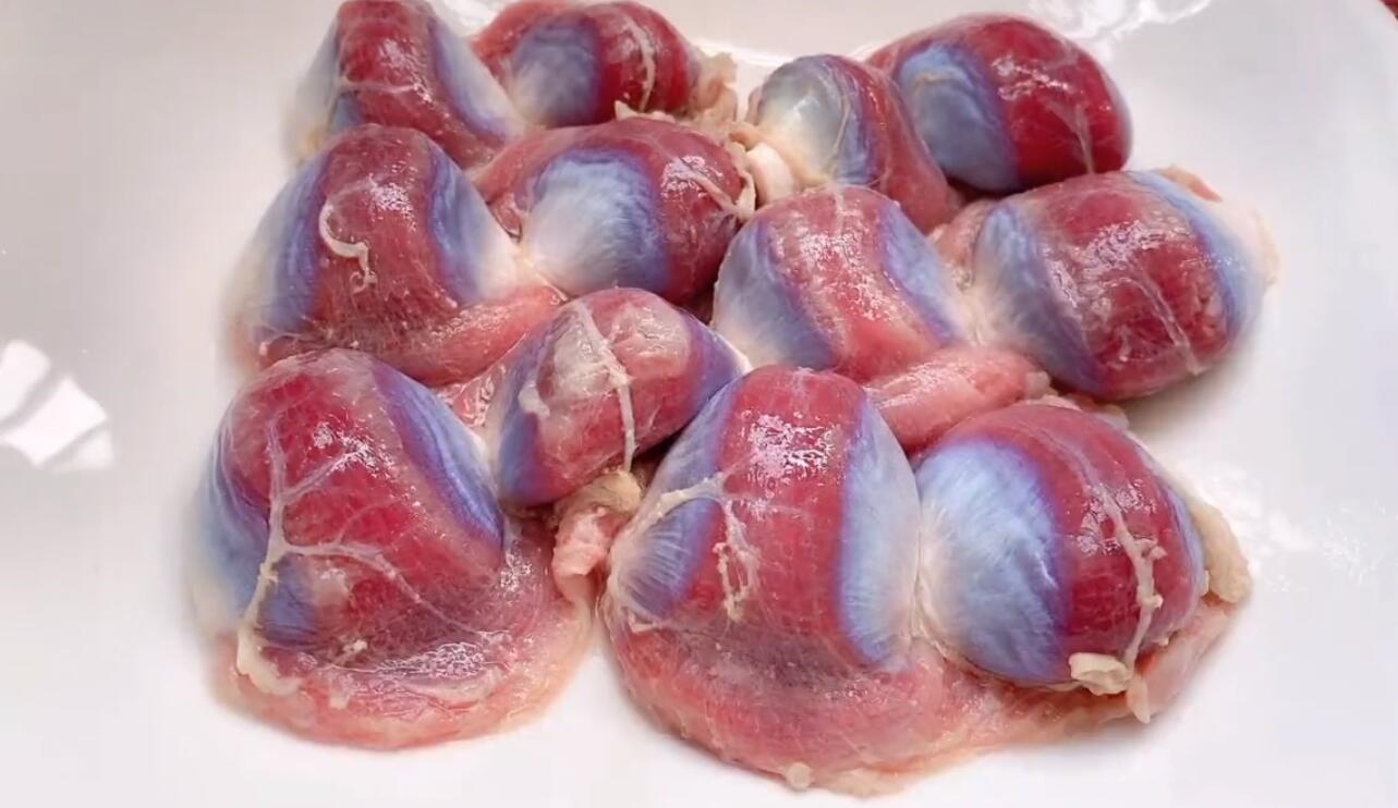 Stir-fried hot and sour duck gizzards homemade recipe, add one more step. The duck gizzards are crispy and refreshing, especially with wine and rice.