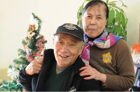 还记得《牧马人》里的村长吗？陈道明见了都要